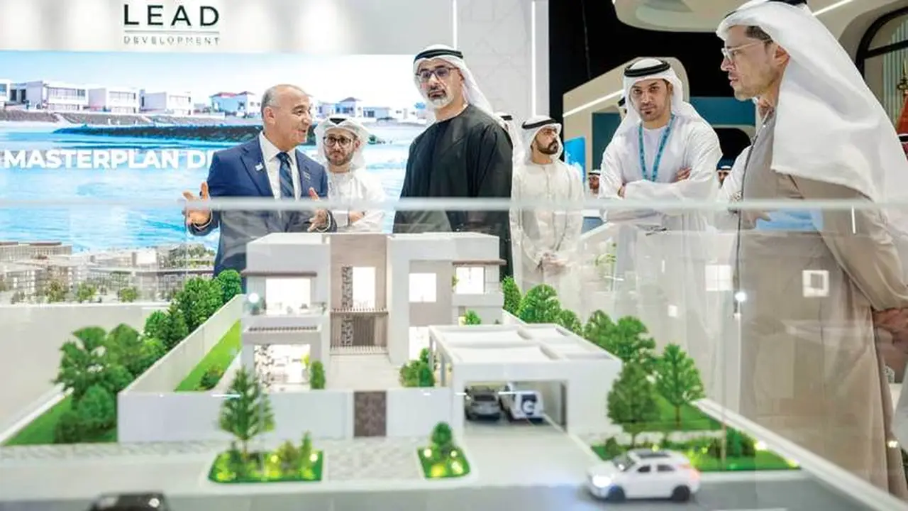 خالد بن محمد يؤكد أهمية الاستثمار في بنية تحتية مستدامة لأبوظبي